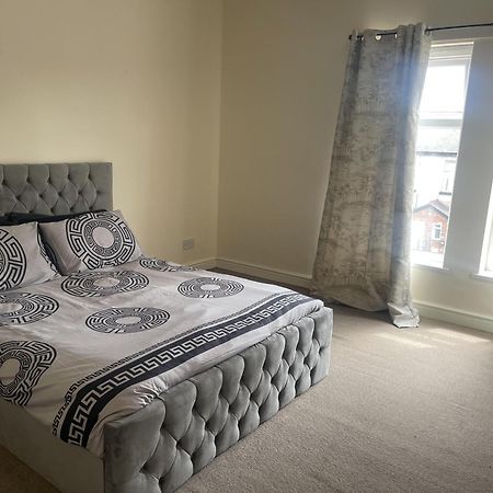 Stylish 1-Bed Apt - Sleeps 4 - Parking - Wifi Manchester Exterior photo